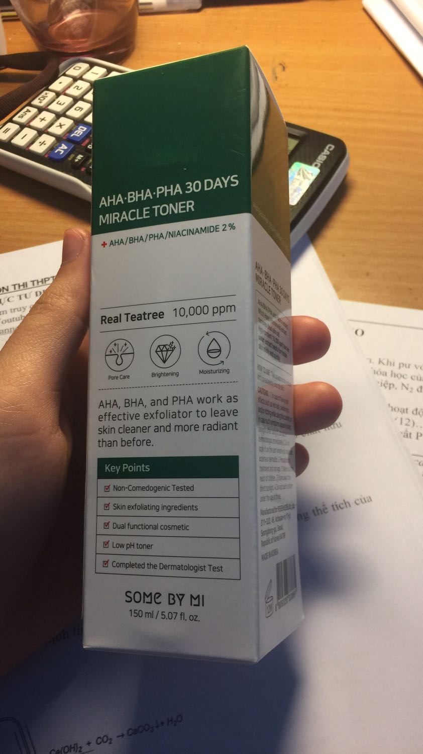 Em lỡ bóc tem ra rùi nhưng mà đóng gói bọc cái thứ nói chung ổn. Sản phẩm còn nguyên, không có dấu hiệu bị bóc tem hay mở trước. Giao hàng siêu nhanh luôn ạ, đanh đợt 12/12 bận như thế, em đặt 12h đêm 12/12 mà chiều tối 13 đã có hàng trong khi dự kiến là 14. Nói chung là okela ạ:>>