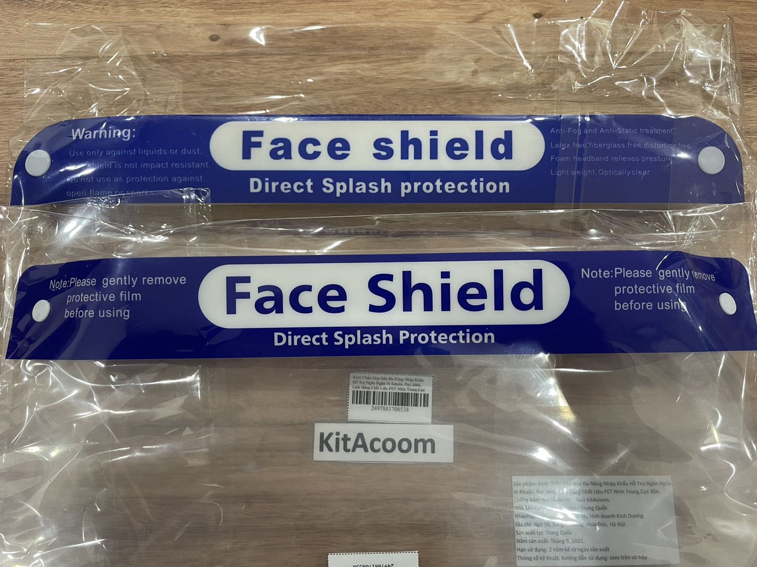 Shop bán lẫn hàng kém chất lượng. Mình mua 5 cái nhưng chỉ có 3 cái là chất lượng có vẻ ổn như quảng cáo. Còn 2 cái (như ảnh chụp) chất lượng hoàn thiện rất kém, chữ mờ, font chữ in xấu.