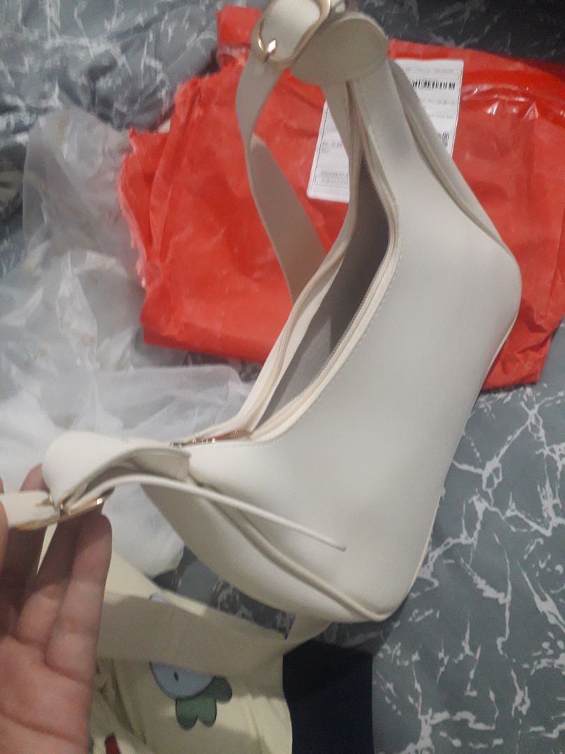 shop bán hàng kiểu gì vậy trời túi thì không có ngăn trong như hình. dáng túi thì xẹp lép bó tay lần đầu mua mà thất vọng kinh khủng