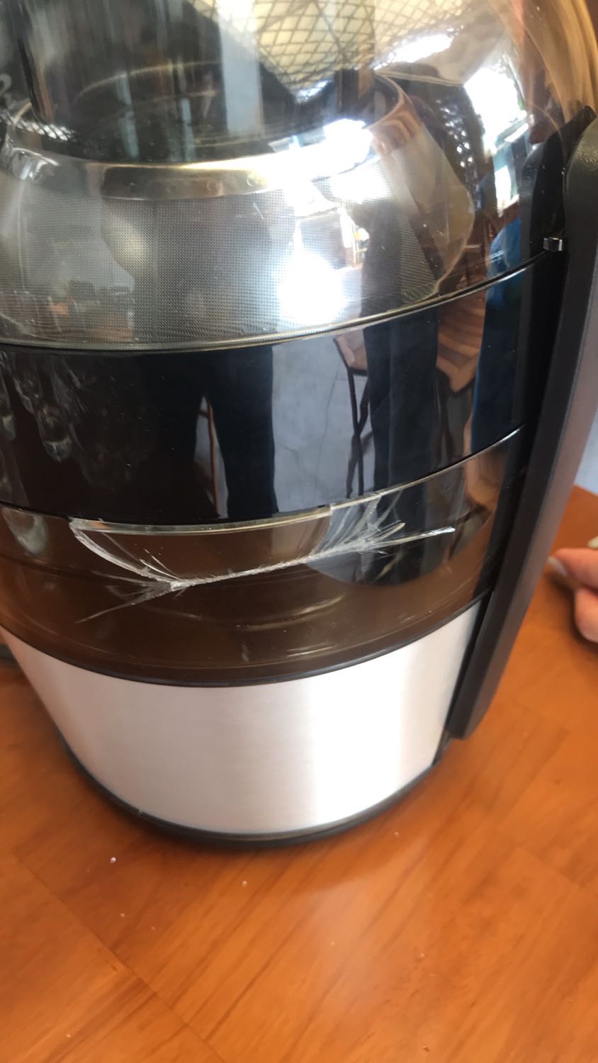 Mình thiệt không hài lòng chút nào, hàng tiki giao bị lỗi, bể 1 phần của máy ép. Nhờ tiki đổi lại giúp mình. Hôm qua giao tối nên mình chỉ nghĩ là miếng băng keo không lột kiểm tra. Nay thấy bể 1 miếng