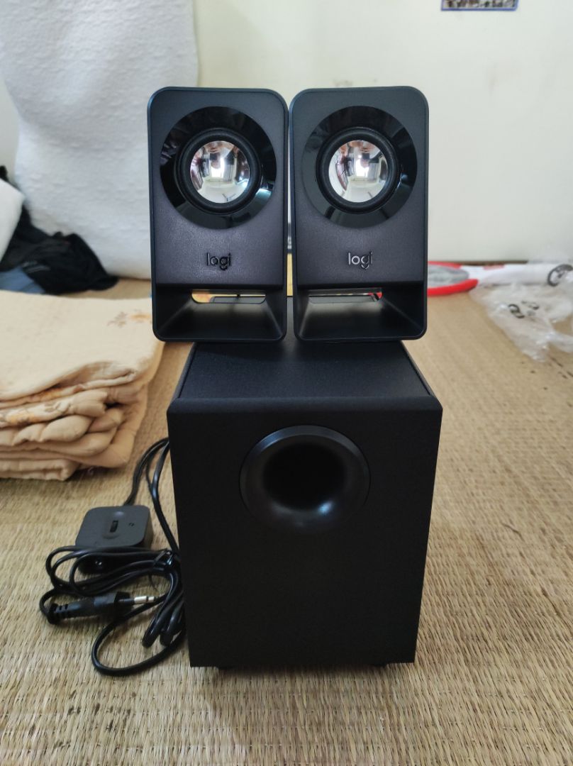 Loa tuy có công suất nhỏ nhưng âm thanh khá lớn, nghe hay, bass chưa nhiều. Đặc biệt mình rất thích công tắc nguồn, chỉnh âm lượng và cổng tai nghe được tách khỏi cục trầm và có dây dài, có thể để trên bàn trong khi cục trầm để trên sàn nhà (là vị trí cho âm thanh tốt nhất của cục trầm), rất tiện lợi. Kiểu dáng loa cũng đẹp, dễ vệ sinh bụi.