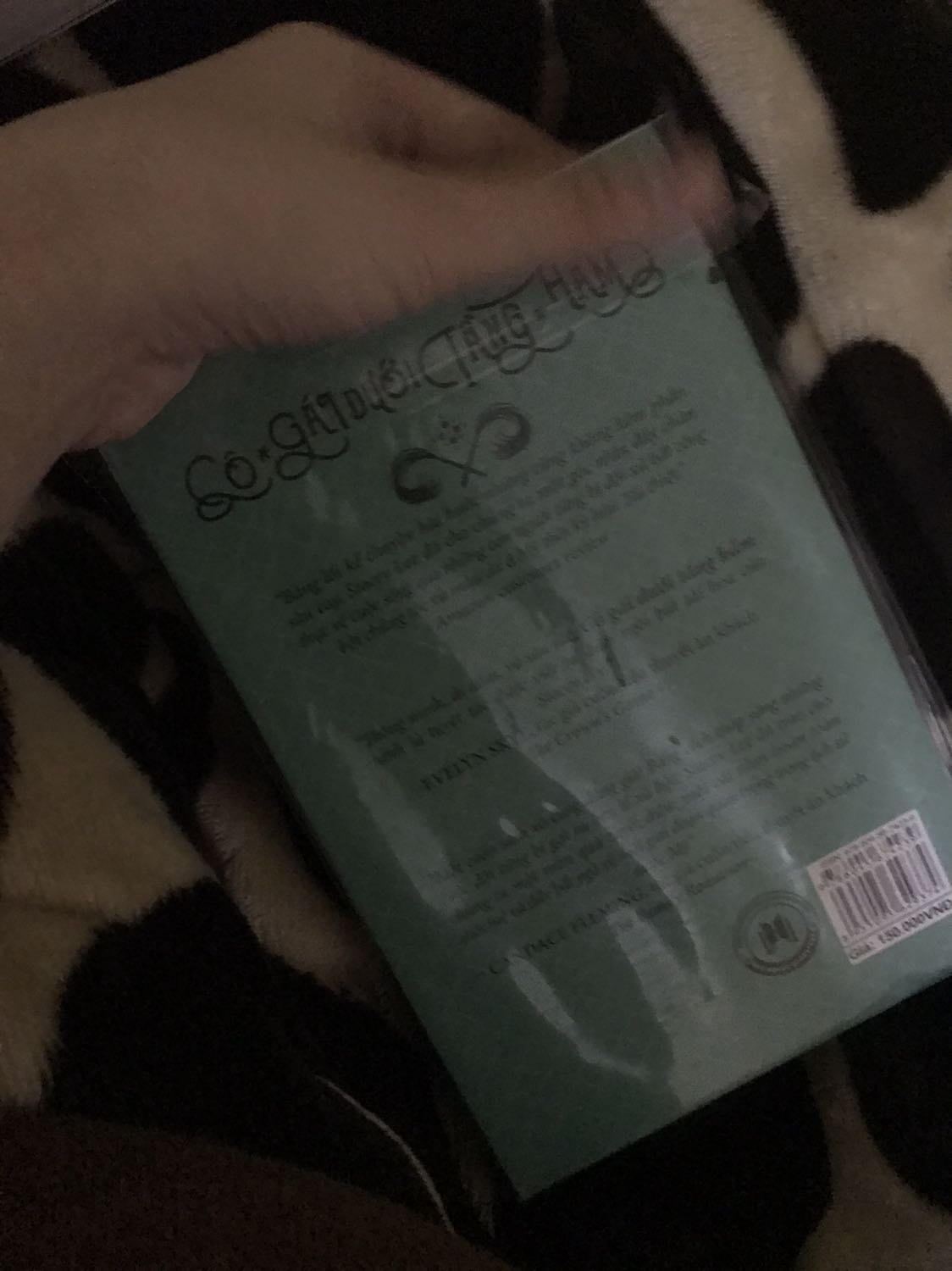 Sách này nhiều người khen nên mua về đọc nè, không đăng kí book care mà được bọc nên sướng kkk