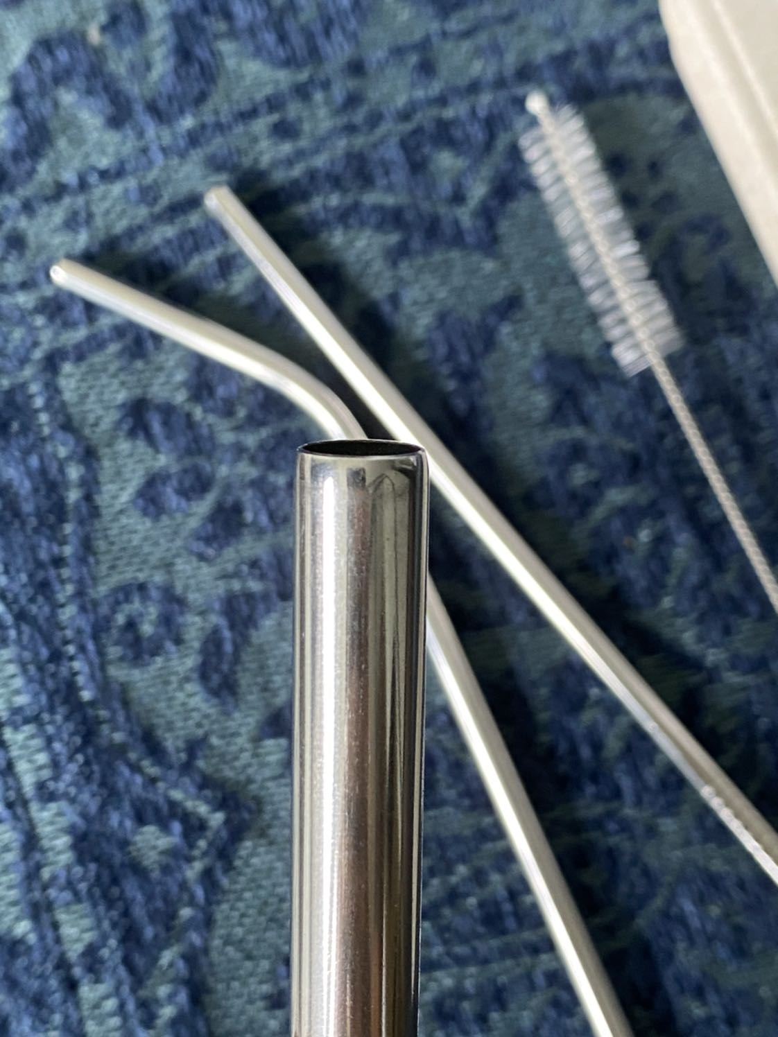 - Gói hàng của Tiki khá ổn cho lần này 
- Hàng giao giống hình 
- Giao hàng nhanh 
- Thẩm Mỹ sản phẩm thì phần đánh bóng ống hút không được bóng và có vết trầy và một đầu hơi đen đen.