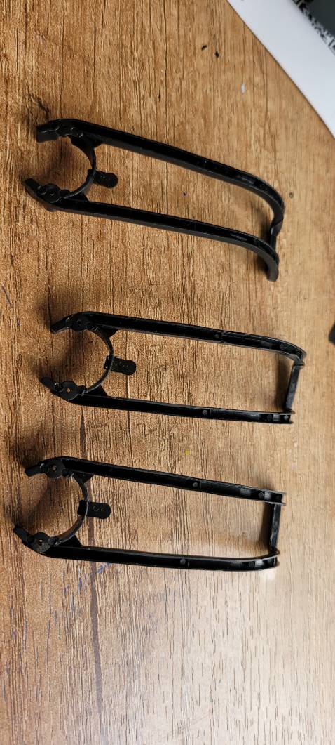 Flycam không bay được, chỉ có 3 cánh quay, 1 cánh ko hoạt động (ảnh 1), bộ bảo vệ cánh thiếu 1 chiếc (ảnh 2). Lắp điện thoại vào không thể điều khiển được.