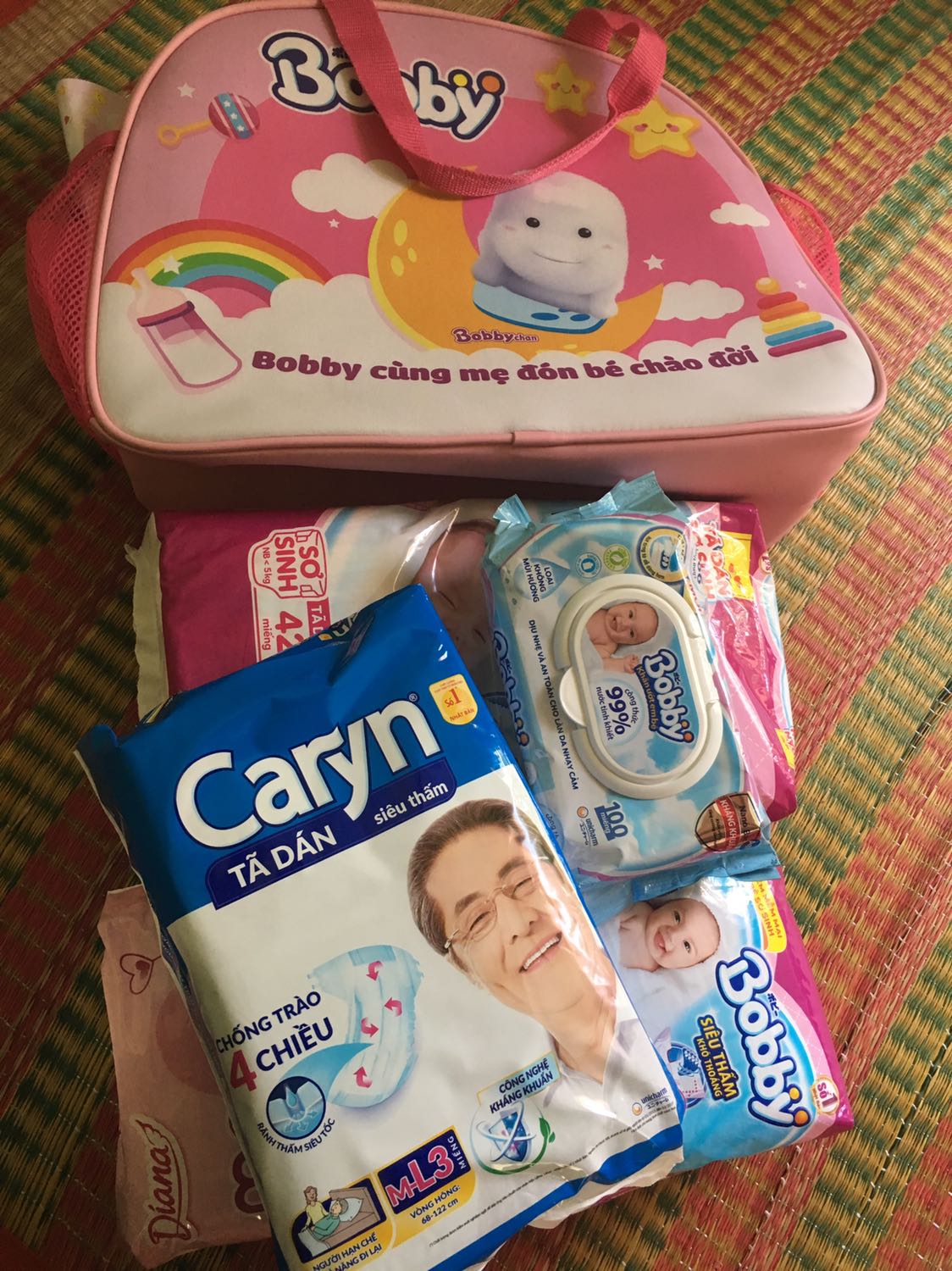 Mẹ nào chuẩn bị đi sinh thì nên mua combo đi sinh của bobby nàu nhé. Siêu tiện lợi lại rất đầy đủ. Còn được tặng 1 túi đựng đồ đi sinh rất cute nữa. Date rất xa nhé, tới năm 2024 lun. Mua hàng chính hãng nên ko lo sản phẩm kém nhé. Dịch vụ giao hàng tiki siêu nhanh, hôm qua đặt hàng hôm sau nhận được hàng luôn. Mik rất hài lòng, cho tiki 10 điểm chất lượng. ??????