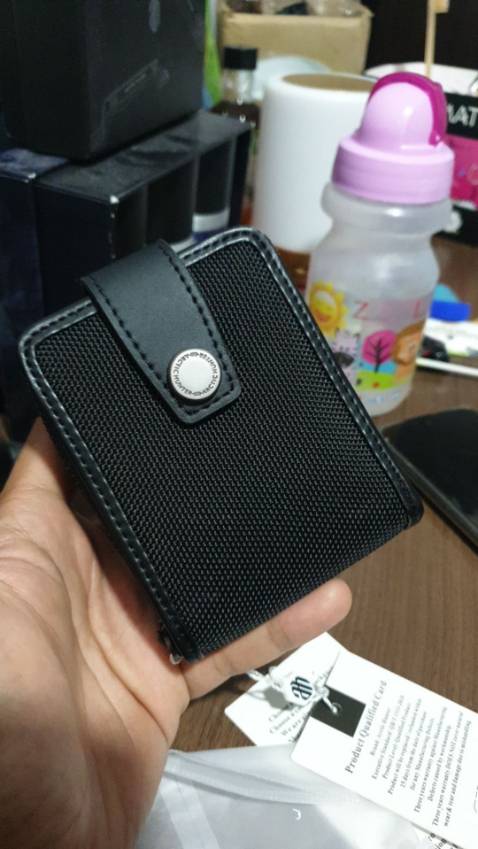 Ví để thẻ rất tiện lợi, nhỏ gọn dễ mang đi. Để túi quần hay ví mình thấy đều tiện nhé. Đường may chắc chắn không thấy chỉ thừa. Mua liều nhưng so với giá chất lượng ổn áp quá. Màu sắc cũng đẹp nữa. Lần sau sẽ ủng hộ shop. 💯