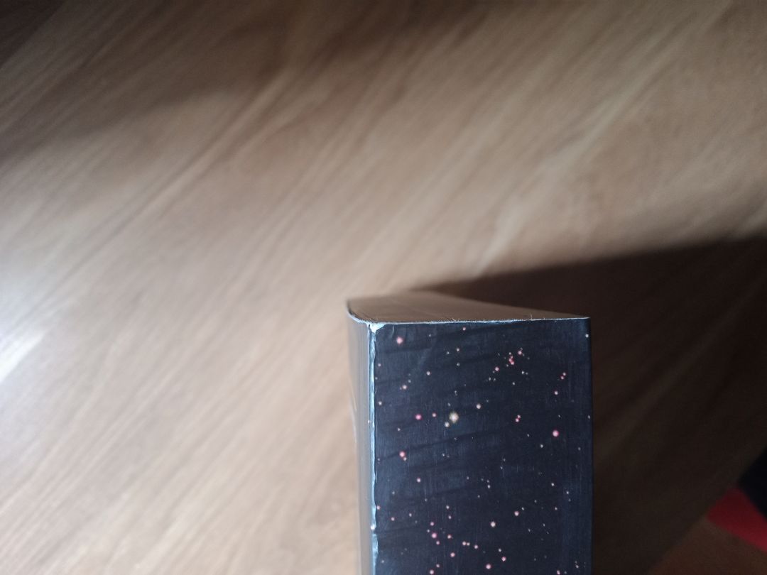 Sách của Carl Sagan hay miễn bàn, sách rất hấp dẫn và lý thú với những người thích tìm hiểu về vũ trụ, muốn biết nhiều thứ hơn về vũ trụ rộng lớn.
Còn về hình thức, sách khi giao đến có phủ một lớp bụi, sách trông rất cũ. Quá trình vận chuyển có phần không cẩn thận hoặc do lỗi từ trước đó mà sách bị bẩn và hơi nhăn gáy.   Nên dù sách hay thì vẫn có gì đó làm mình thấy không ổn.