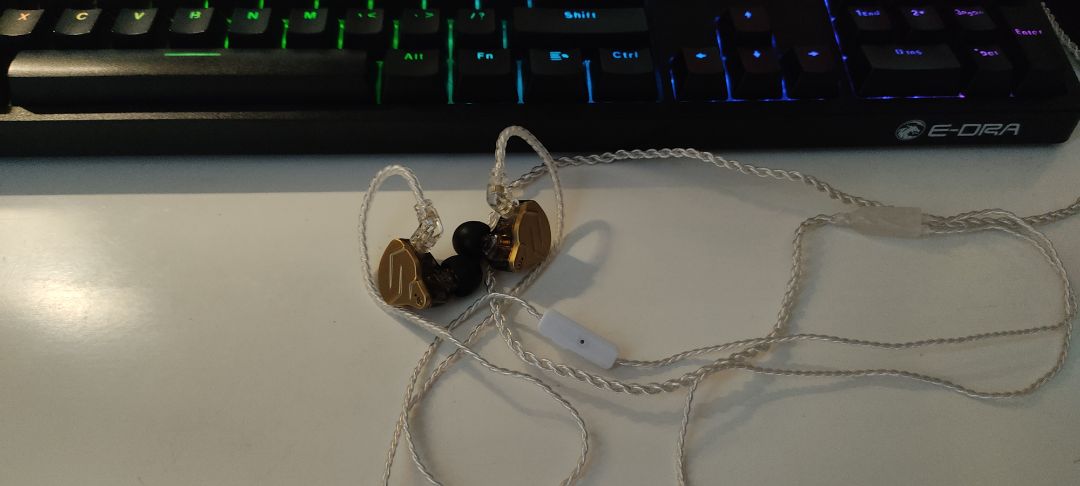 1. Phần tai nghe hoàn thiện tốt, mang lên khá đẹp. Tai nghe âm lượng to, chất âm khá tốt so với tầm giá, so sánh với tai nghe của apple thì phần bass lực hơn, mid và treble tương đương. Ai có nhu cầu nghe phổ thông thì mua, cần nghe chất lượng cao thì nên đầu tư thêm để mua những con dòng cao hơn. 
  2. Tiki giao chậm hơn dự kiến 2 ngày. Làm mình khá sốt ruột