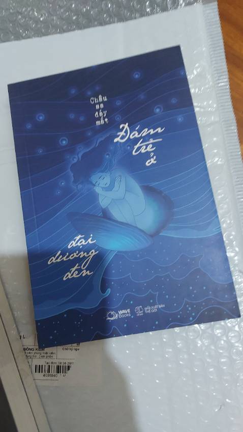 Thấy hàng đẹp nhưng giao lỡ hẹn, đóng gói xơ sài, may không ở miền Nam chứ nhận được hàng là mình tiếc sách lắm vì chẳng may có móp góp sách của mik Thấy hàng đẹp nhưng giao lỡ hẹn, đóng gói xơ sài, may không ở miền Nam chứ nhận được hàng là mình tiếc sách lắm vì chẳng may có móp góp sách của mik