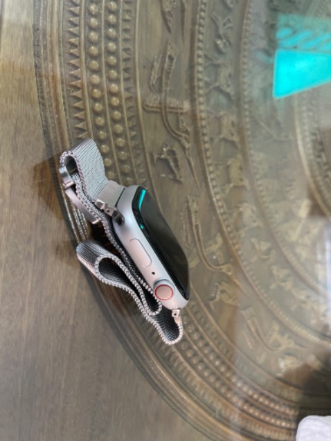 Khá ổn. Dây đeo mềm, tuy nhiên phần tai đeo dây vào máy độ hoàn thiện chưa cao. Vỏ hộp đựng hơi cũ. Ko có tem niêm phong