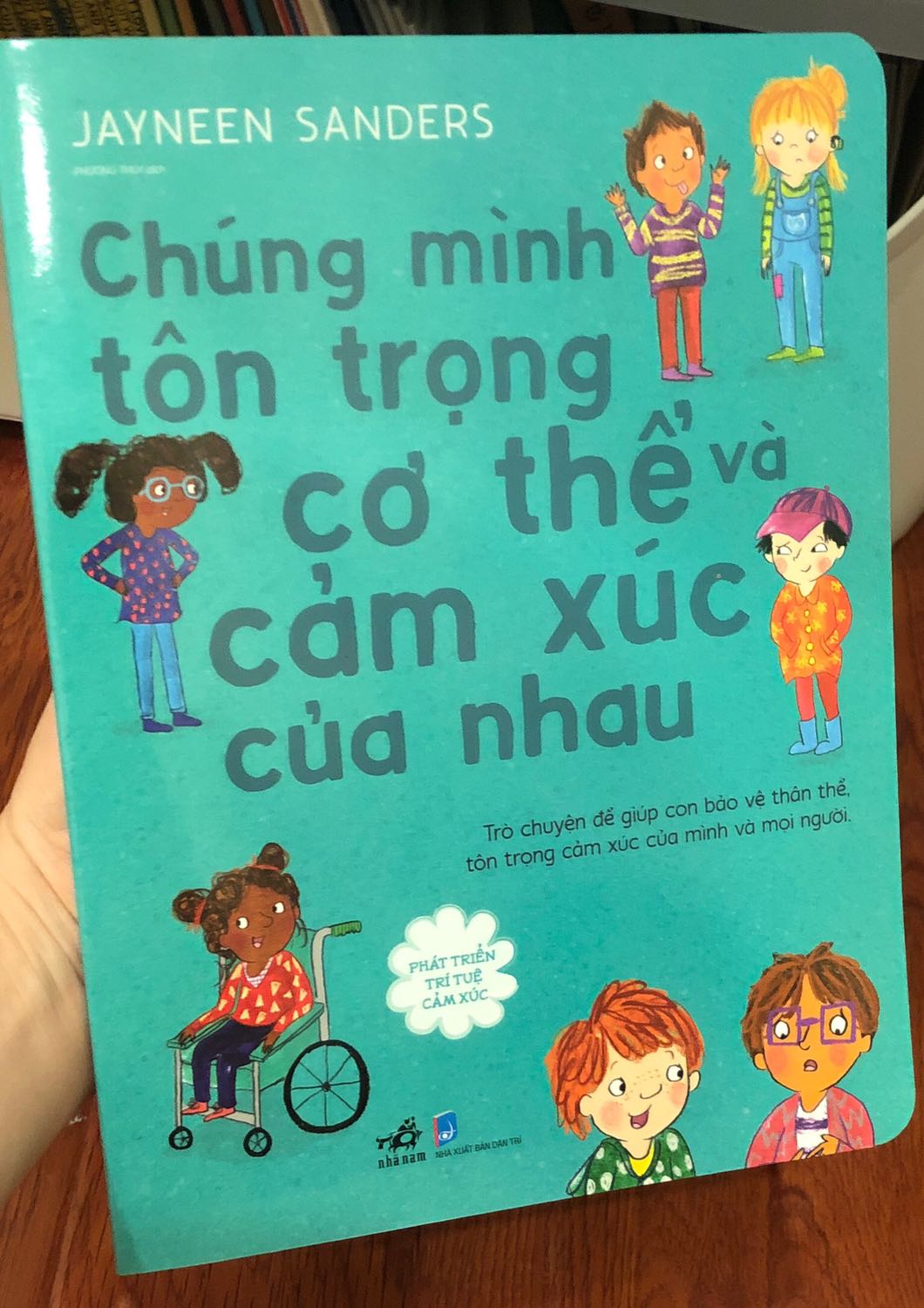 Sách đẹp, giấy dày dặn chất lượng in tốt. Nội dung cuốn sách là dạy trẻ cách tôn trọng ranh giới cơ thể của mọi người qua đó có ý thức để bảo vệ bản thân mình. Hình minh hoạ trực quan dễ hiểu