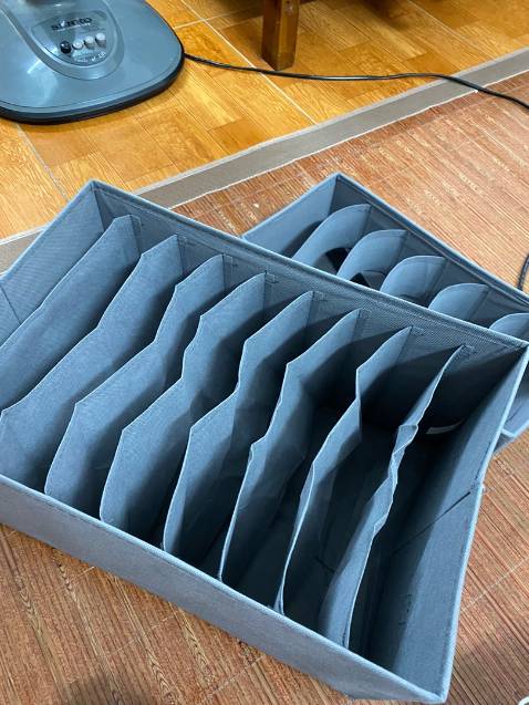 Shop giao đủ số lượng. Hộp đựng nhiều ngăn tiện lợi, sắp xếp quần áo là quá hợp lý luôn. Sẽ quay lại mua nữa. Mình đã mua chia mấy loại ngăn rồi - có cái 7 ngăn - có cái 9 ngăn, 12 ngăn. 
Đẹp rất ok nhaa