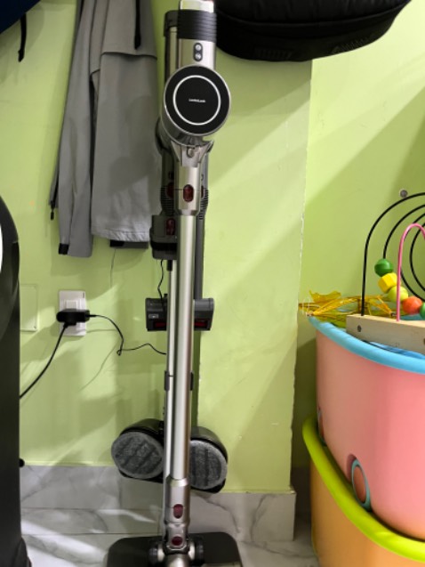 Lực hút tạm, chưa xài mấy con khác chưa biết.
Chế độ lau nhà oke.
Có điều thiết kế tay cầm khá mõi tay. 
Kiểu dáng đẹp, toàn bộ bằng nhựa, dễ vỡ hay không thì sau này mới biết. Xài rất sợ ngã rót.