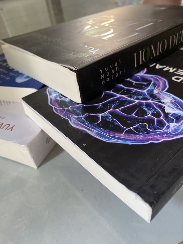 Tiki đóng gói thùng giấy sơ sài ghê, sách đến tay mình móp góc trầy nhiều, mấy quyển không được bọc màng nhựa trầy cũ thấy thương luôn 😞