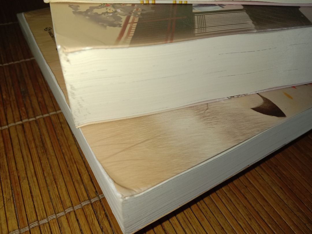 Thấy sách sale còn tầm gần 300k nên mình đã đặt nào ngờ shop lại gửi sách cũ cho mình sách không có seal; gãy hết góc sách; bìa dính keo tùm lum; bị bẩn trông không thể nào mà tệ hại hơn nữa 😶. Ngay cả quà tặng của shop cũng chỉ là một quyển sách cũ không thể nào cũ hơn được nữa. Cái thùng đựng sách thì chật khủng khiếp thế mà shop vẫn cố nhét sách vào được thì mình cũng chịu. Cái hộp về đến tay mình tan tác luôn. THẬT SỰ LÀ QUÁ THẤT VỌNG VỀ SHOP NÀY LUÔN Ạ. 🙃🙃