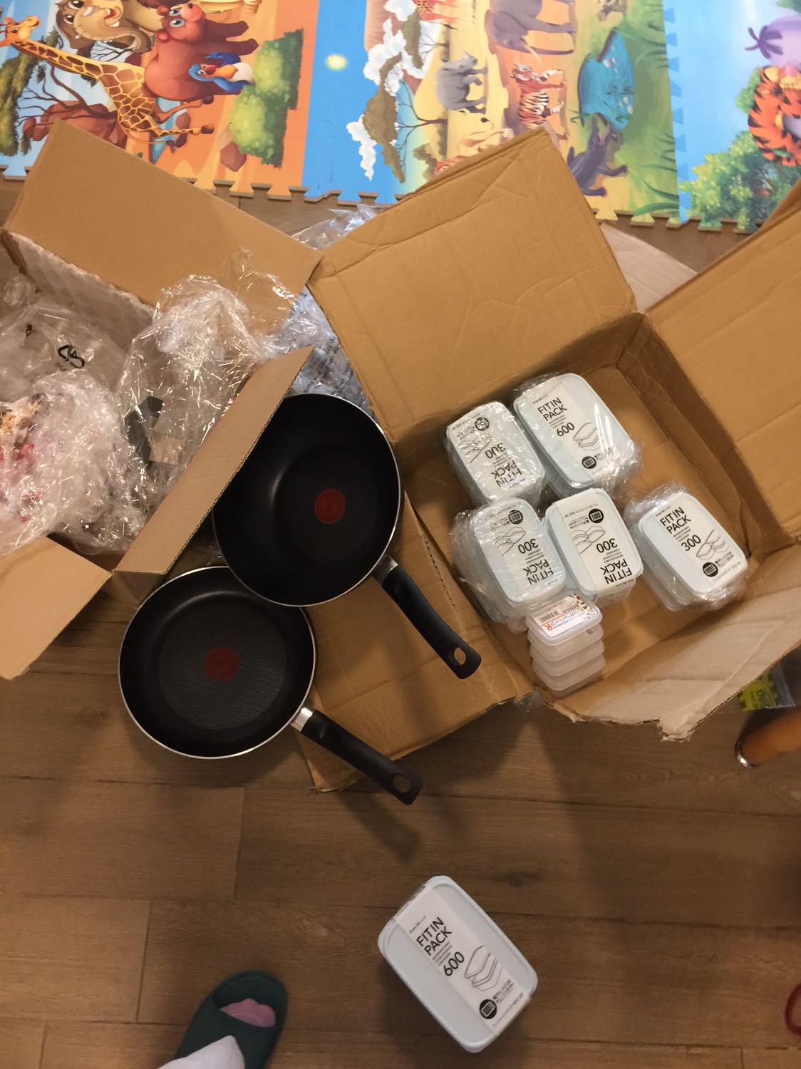 Hàng đẹp, hộp cứng cáp, nắp làm bằng nhựa mềm nên dễ dàng sử dụng. Hộp hơi nhỏ nên các bạn có thể lựa chọn size 600, 900 hoặc 1200ml sẽ tiện hơn. Cảm ơn Shop đã nhiệt tình hỗ trợ đổi hàng giúp Mình. Love You