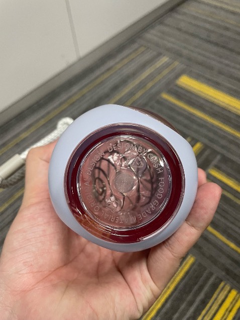 Bình lắc Livefit này mình đã từng mua 1 lần của shop rồi, nay mua cho ny cái màu tím này, xinh cực. Về chất lượng thì nắp đóng rất kín, mình để balo vẫn không bị tràn whey ra. Thiết kế cũng đẹp mắt và dễ vệ sinh nha ae