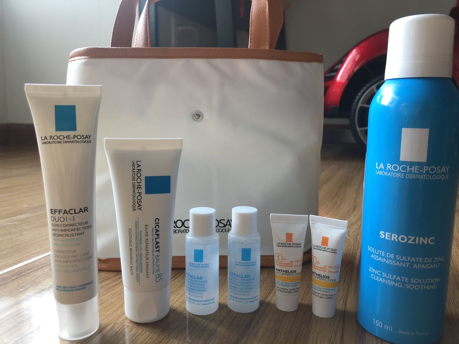 Do dịch nên giao hàng lâu. M đặt mua 7/9 hôm nay 27/9 mới nhận được hàng.
Anh shipper dễ thương
Hàng đóng gói k kỹ như mấy bạn trước review, nắp của chai xịt khoáng bị xé mất niêm phong.
Lần đầu tiên mua hàng tiki, LRP hơi thất vọng xíu.
M lần đầu mua LRP nên hok biết có phải hàng chính hãng hok nữa.