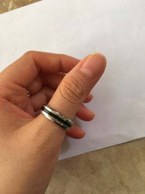 Đợt này đã đo đạc cẩn thận mà mua nhẫn bị rộng hết huhu, ngón cái cũng k vừa luôn. Mà bữa là mình đo cho ngón giữa á nha. Size thực tế lớn hơn rất rất nhiều nha, giờ mình hạ xuống 2 size mua lại xem s r review cho mấy bạn tiếp nha.