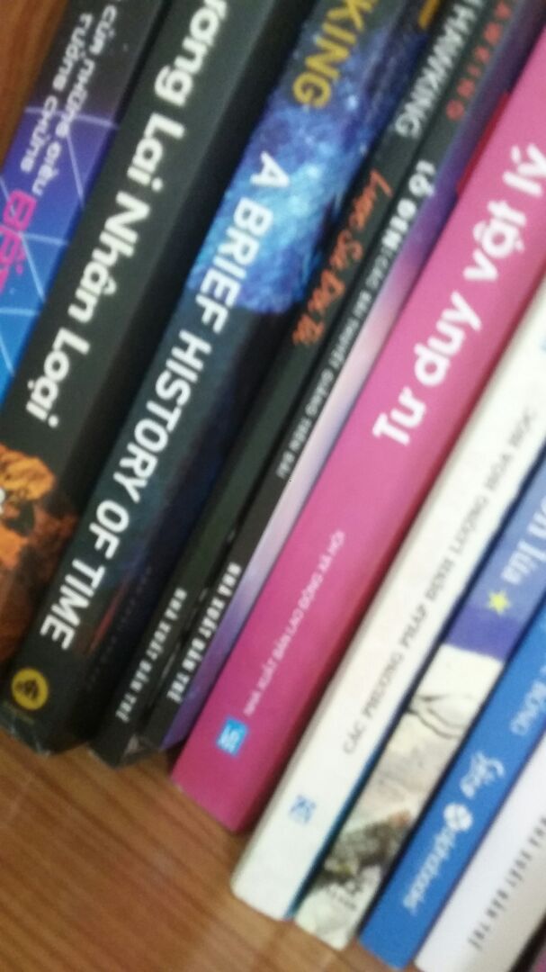 tôi mua về từ hè năm ngoái hôm nay mới có thời gian viết nhận xét: nội dung thì miễn bàn, ở các chương 5,6,7,11,12,13 thì ông viết về kiến thức Vật Lí Thiên Văn, với một người có nền tảng Vật Lí tốt thì dễ hiểu nhưng với người bình thường khó hiểu một chút. tôi trừ một * do chất lượng sách khá thất vọng đợt đó đặt 3 quyển chí có quyển này hơi cũ, vài vệt ố!