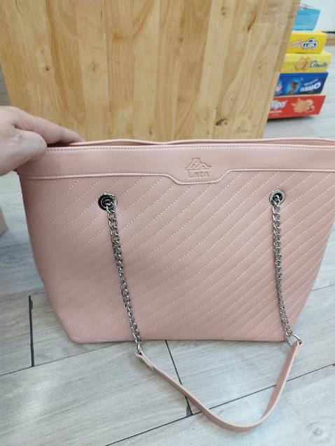 Màu túi rất đẹp ,kiểu dáng thời trang , ví tặng kèm cũng đẹp và  tiện dụng nữa ....