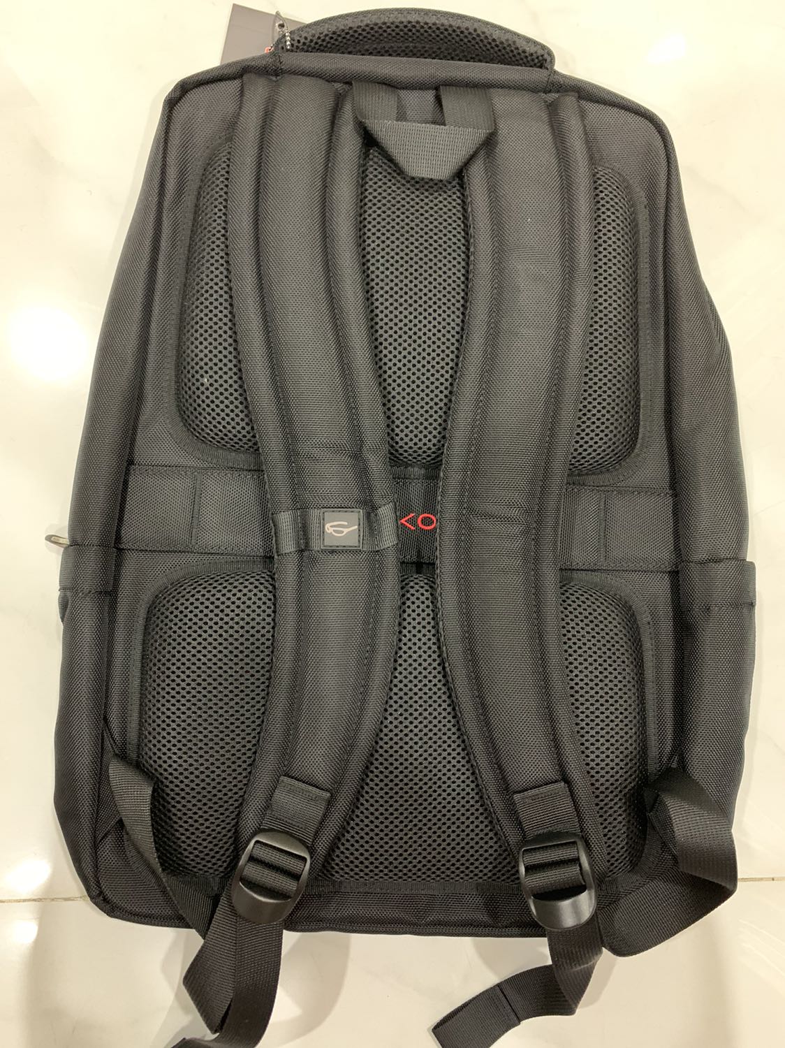 Balo chắc chắn, đường may đẹp, gọn phù hợp cho nhu cầu văn phòng (bỏ đủ laptop, giấy tờ, vài thứ gọn nhẹ khác). Bạn nào mua cho nhu cầu du lịch thì mình thấy không phù hợp vì không đủ không gian chứa nhiều đồ. Ngoài ra shop để hình balo màu xanh nhưng mình nhận được balo màu đen. Việc khiếu nại Tiki đổi trả khá mất thời gian nên mình giữ xài luôn. Nói chung mình hài lòng với chất lượng balo này.