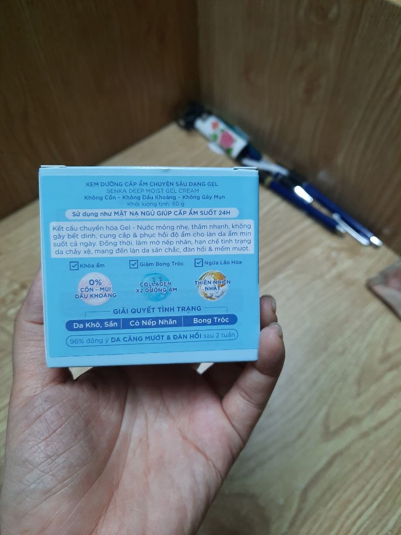 giao hàng nhanh chóng. lần này mẫu mã không giống như lần trước mình mua, hơi lo lắng. sản phẩm k có nắp chặn nên kem dễ dính với nắp đậy lại.