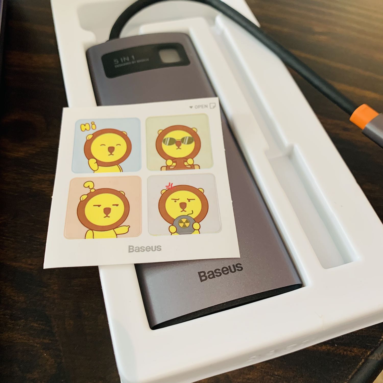 Đúng với thông tin. Mình mua loại 5 trong 1 là vừa dùng với nhu cầu.
Thiết kế gọn và thông minh (có chỗ gắn đầu dây nối)
Còn tặng kèm sticker dễ thương, giúp đánh dấu *** 😌