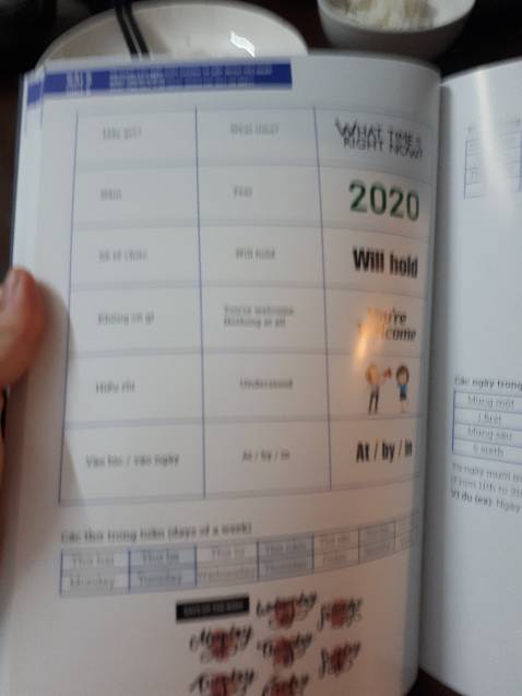 Giao hàng nhanh, đóng gói cẩn thân. Thứ mình chưa hài lòng là chất lượng của cuốn sách so với mức giá quá cao. Cảm giác sách chỉ đắt vì có giấy bìa và in màu ngoài ra content còn sơ sài về mặt giải thích. Nếu để người nước ngoài mua tự học thì ok còn khuyên bạn nào định mua để đi dạy thì không nên nhé