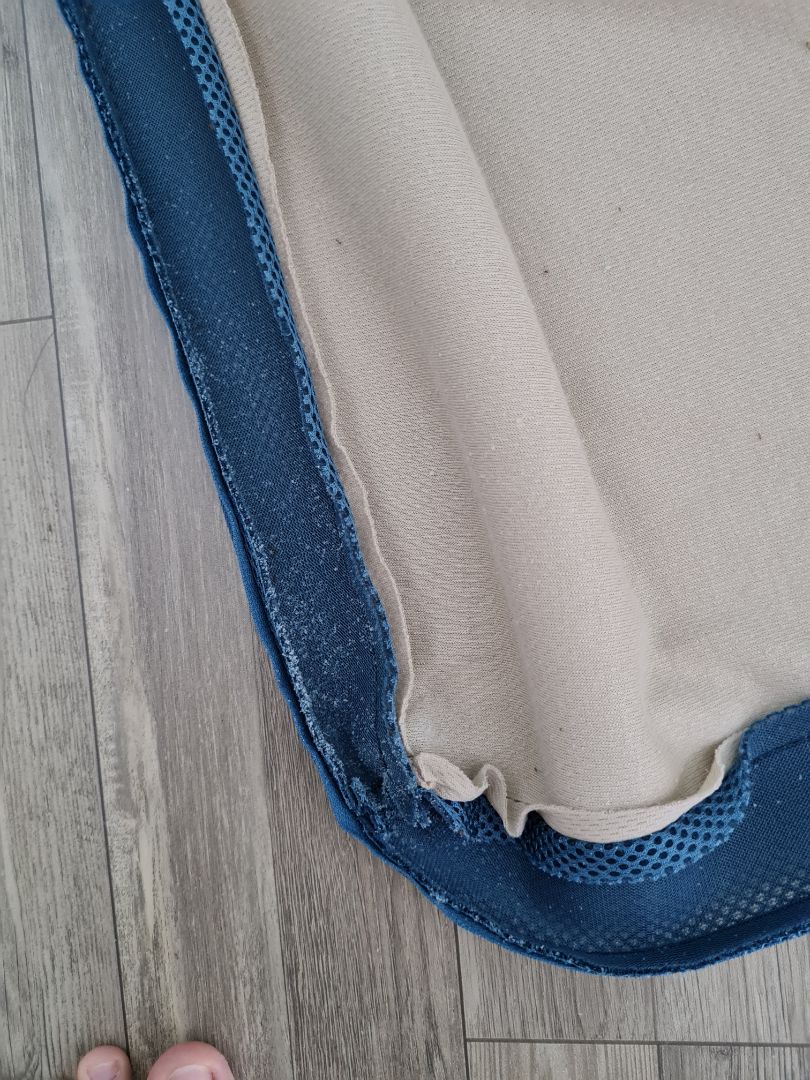 Trải nghiệm khá tệ khi lần đầu tiên mua nệm ở đây.
 Khi mua về phát hiện 1 lỗ thủng nhỏ nghĩ là trải drap giường nên không sao. 
3 ngày sau phát hiện kiến ở trên gác nơi đặt nệm. Và khi ngủ bị kiến cắn
Mình xịt kiến và tìm đường kiến vào nhà nhưng không thấy. Mấy ngày liền đều không hết
Cuối cùng phát hiện kiến chui ra từ cái lỗ nhỏ đó. 
Mở cái bọc nệm ra thì nguyên 1 ổ kiến lửa trong đó.
Liên hệ shop thì đổ lỗi do mình ăn uống nên kiến bu (mình chắc chắn không bao giờ mang đồ ăn lên gác)
Mà mới mấy ngày thì không thể nào kiến có thể kéo đến làm tổ và di chuyển vào đúng cái lỗ đã thủng sẵn được.
Sau khi diệt hết kiến trong nệm thì gác nhà mình không còn xuất hiện kiến nữa. Nhưng nệm thì hư và còn bụi nữa. Do kiến cắn hư hết foam
Hình mình chụp lúc phát hiện ổ kiến. Khi đã giết bớt mấy ngày trước rồi