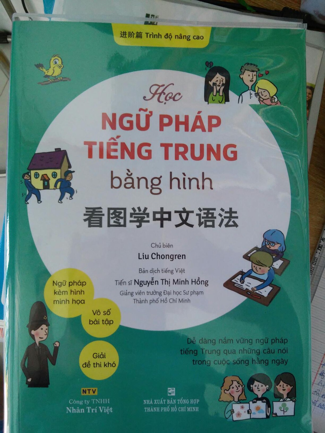 Sách cực đẹp, xuất bản 2019 nên mép bìa sau hơi bị sờn tí, giấy cực tốt, in màu đẹp và bắt mắt. Về khoản này mình cực ưng sách của NTV và McBooks.
Giao hàng rất nhanh, đóng gói đẹp. Mới đặt chiều hôm qua (chủ nhật) mà nay đã có.
Nội dung dễ hiểu, phong phú, có nhiều bài tập để luyện tập ngay sau mỗi bài học. Chỉ tiếc và thắc mắc vì sao lại không có đĩa CD Mp3 theo kèm vì mình có lên web của Nhân Trí Việt thấy quyển này có ghi "(bao gồm sách và đĩa MP3)" https://www.nhantriviet.com/sach/hoc-ngu-phap-tieng-trung-bang-hinh-trinh-do-nang-cao/, nhưng chủ yếu học cho vững ngữ pháp và luyện viết câu nên cũng không quan trọng lắm.