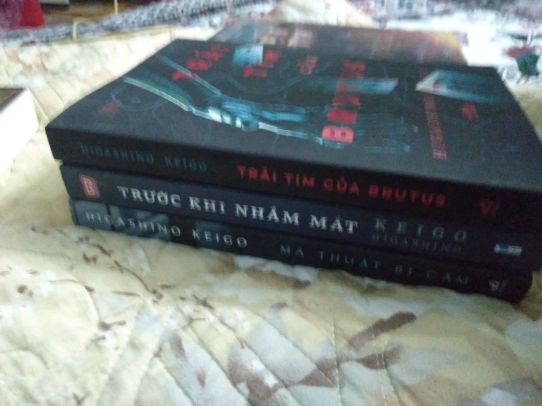 hộp bị nát, và rách, thiếu quà tặng móc khoá từ nhã nam ☹️, shipper giao hơi lâu, may sách  k bị tổn hại nhiều