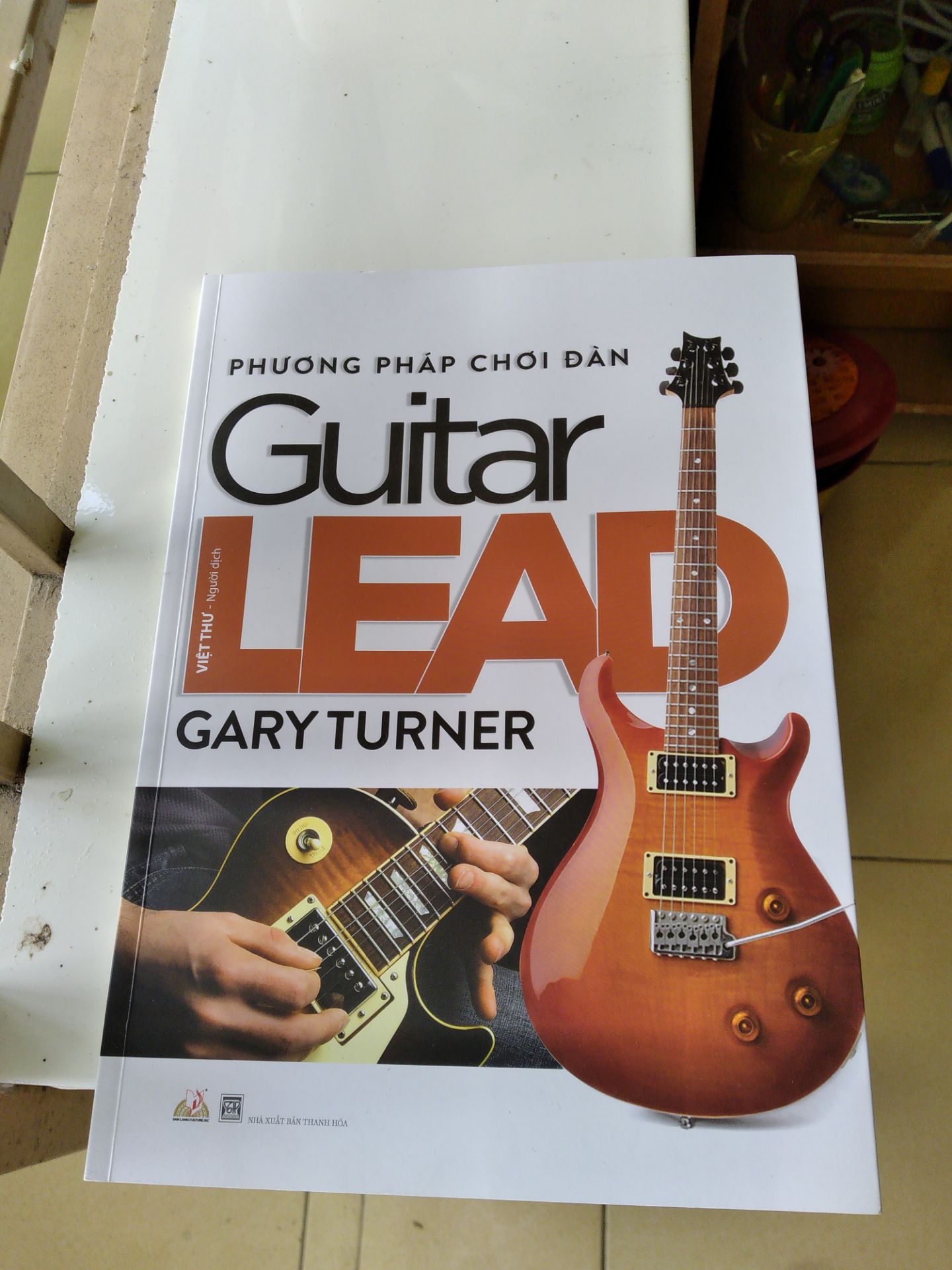 Hàng giao rất nhanh, đặt hôm trước hôm sau đã giao. Tuy nhiên trong sách hướng dẫn có kèm CD người học nghe mới  hiểu và thực hành theo, giao hàng không có CD hơi khó cho người học.