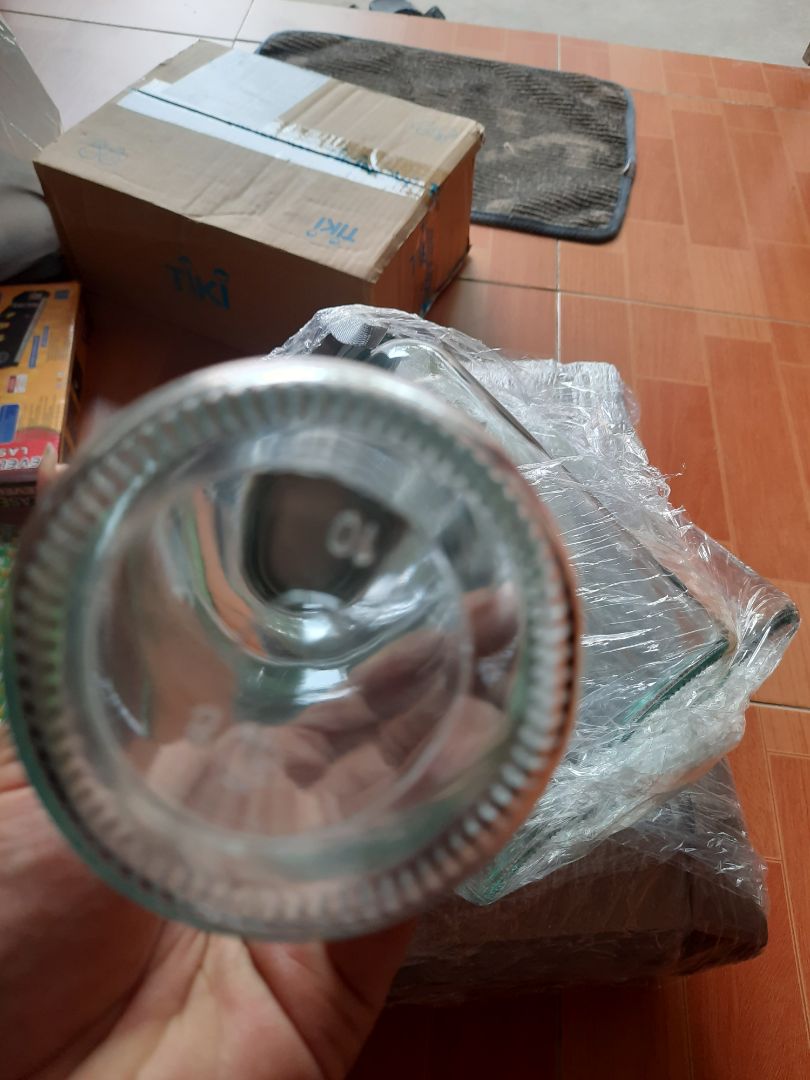 mình lấy 15 bình thủy tinh, mở ra yên tâm ko bị va đập vỡ chiếc nào, bình dầy và đẹp, nói chung sảm phẩm tốt so với giá, thanhks shop và tiki...