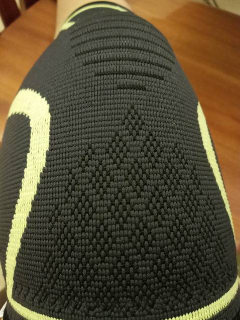 Giao hàng đúng hẹn (sau 1 ngày), đóng gói ok. Chất liệu dày dặn, mầu sắc trang nhã. Size L bó phần trên và dưới, đầu gối thì vừa, còn hơi rộng chút ở mặt đằng sau đầu gối. Nói chung, đeo vào thấy dễ chịu.