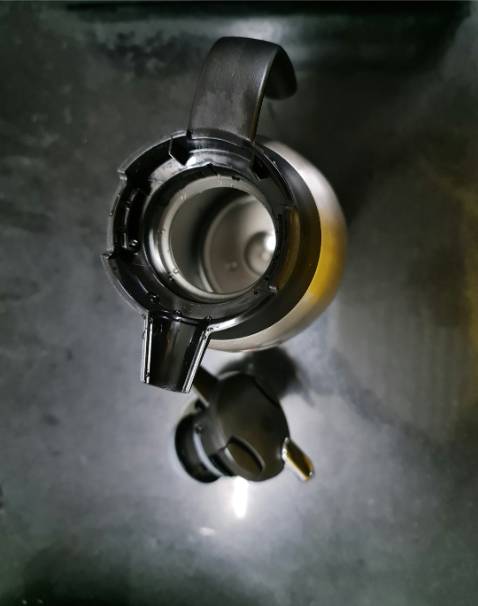 Sản phẩm đẹp. Giữ nhiệt tốt, sau 36h vẫn còn trên 50°C. Nắp đóng mở tiện dụng, bóp hai bên để đóng mở hoặc để nắp lên rồi nhấn xuống để đóng. Nước rót thành dòng tròn gọn. Vòi ngang hạn chế rớt bụi hoặc vật lạ vào miệng rót. Trong ngoài và cả phần đáy bình đều bằng inox, chỉ duy nhất phần nắp và tay cầm bằng nhựa. Đáy ngoài bằng inox đẹp sẽ bền nhưng hơi ồn khi đặt xuống mặt bàn hay mặt bếp bằng đá