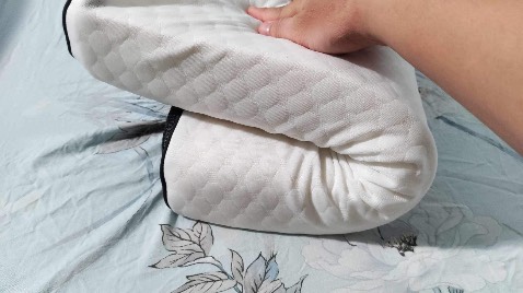 Gối này có 2 cái lượn sóng, đầu kia hơi cao mình không thích, cái lượn sóng nhỏ nằm thấp đỡ mỏi vai cổ hơn