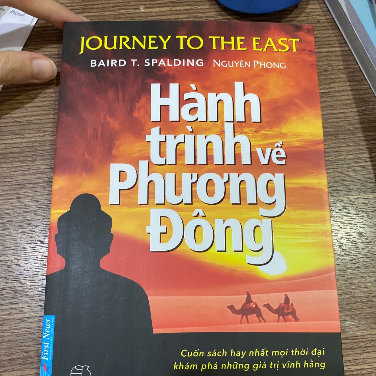 Chưa đọc nên chưa biết nội dung ntn nữa, nhưng mà nghe nói hay nhất mọi thời đại nên chắc đỉnh lắm :))) 
Về hình thức thì trang giấy có vài trang có màu nhìn xinh lắm, giấy hơi vàng chứ ko phải trắng tinh nha nên đọc ko có mỏi mắt !!!
Chụp mn xem vài trang để tham khảo nèee