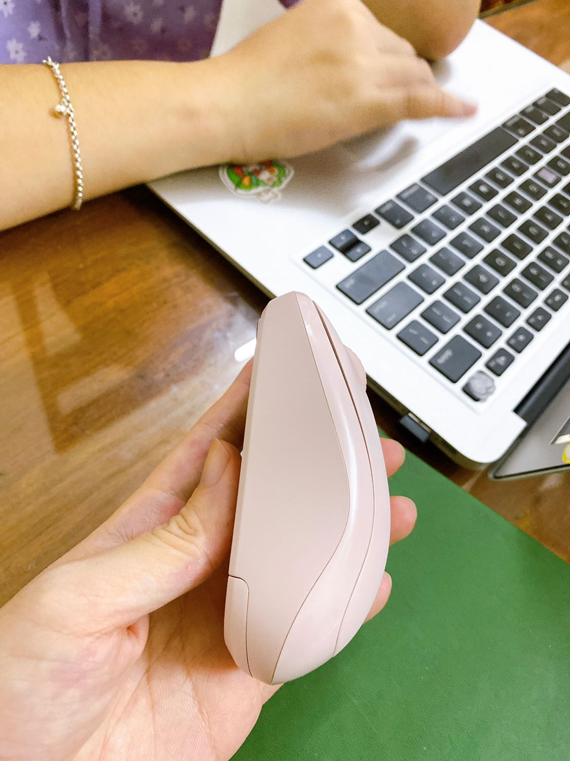 Hàng Tiki giao siêu nhanh luôn ạaaa. Mình đặt hôm 21/10, giao đến nhà ở Đồng Nai, mà sáng 24 đã nhận được rồi. Trong khi vẫn còn khá dịch. Cho Tiki 10 điểm. Hàng chất lượng xịnnn mịn. Giá rẻ hơn các shop mình so sánh ở *** và ***. Chuột rất vừa tay, màu siêu xinhhhh và sanggg ạ. Ko phát ra tiếng ồn. Kết nối nhanh với máy. Chất lượng 10/10 luôn