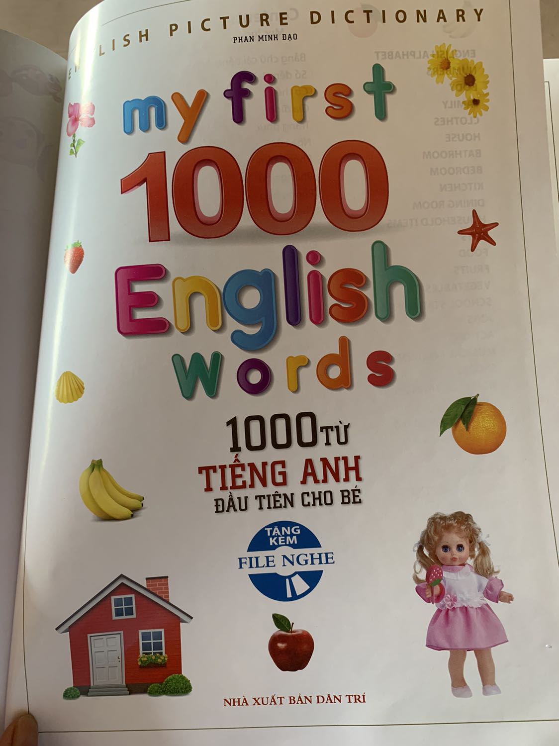 Sách to lắm, hình ảnh rõ nét, màu sắc sinh động. Tuy nhiên mình thấy có ghi "kèm file nghe" nhưng lúc gỡ bao nilon quanh sách ra lật mãi cũng ko tìm thấy file đĩa như sách ghi". Sau 1 lúc thì thấy mặt sau có mã lên mạng tải dvd về :"(