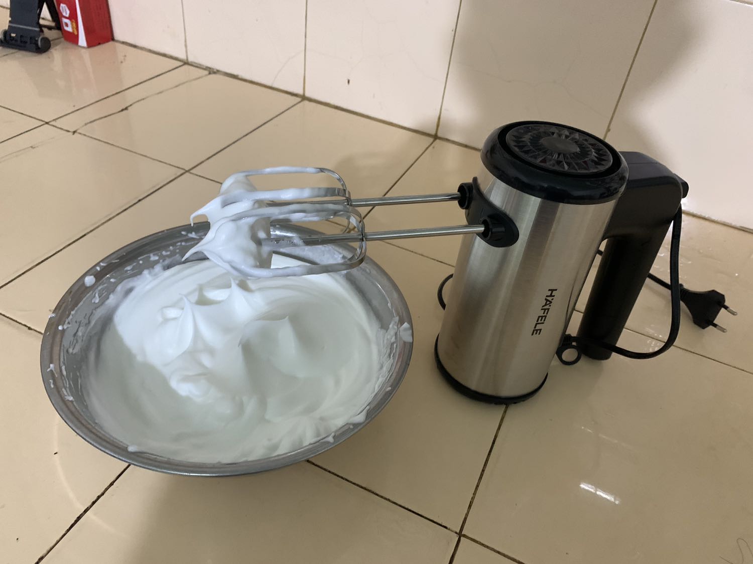 Lần đầu tiên mua máy đánh trứng nên mình khá phân vân giữa các dòng máy của Philips, Bluestone và Hafele đều có giá tương đương nhau. Nếu chỉ nhìn mẫu mã và theo số lượng người mua và bình luận thì chắc chắn mình sẽ chọn Bluestone. Nhưng cuối cùng mình vẫn lựa chọn Hafele. Tuy thiết kế đơn giản, nhìn không sang chảnh, đẹp bằng Bluestone nhưng mình tin 1 thương hiệu đến từ Đức sẽ không làm mình thất vọng về chất lượng. Và đây là kết quả mình đánh bông lòng trắng trứng. Máy có 5 số nhưng mình chỉ dùng số 1 và 2, trong khoảng 5’ là thấy đạt rồi. Lần đầu tiên đánh trứng mà kết quả ok nên rất là hài lòng.