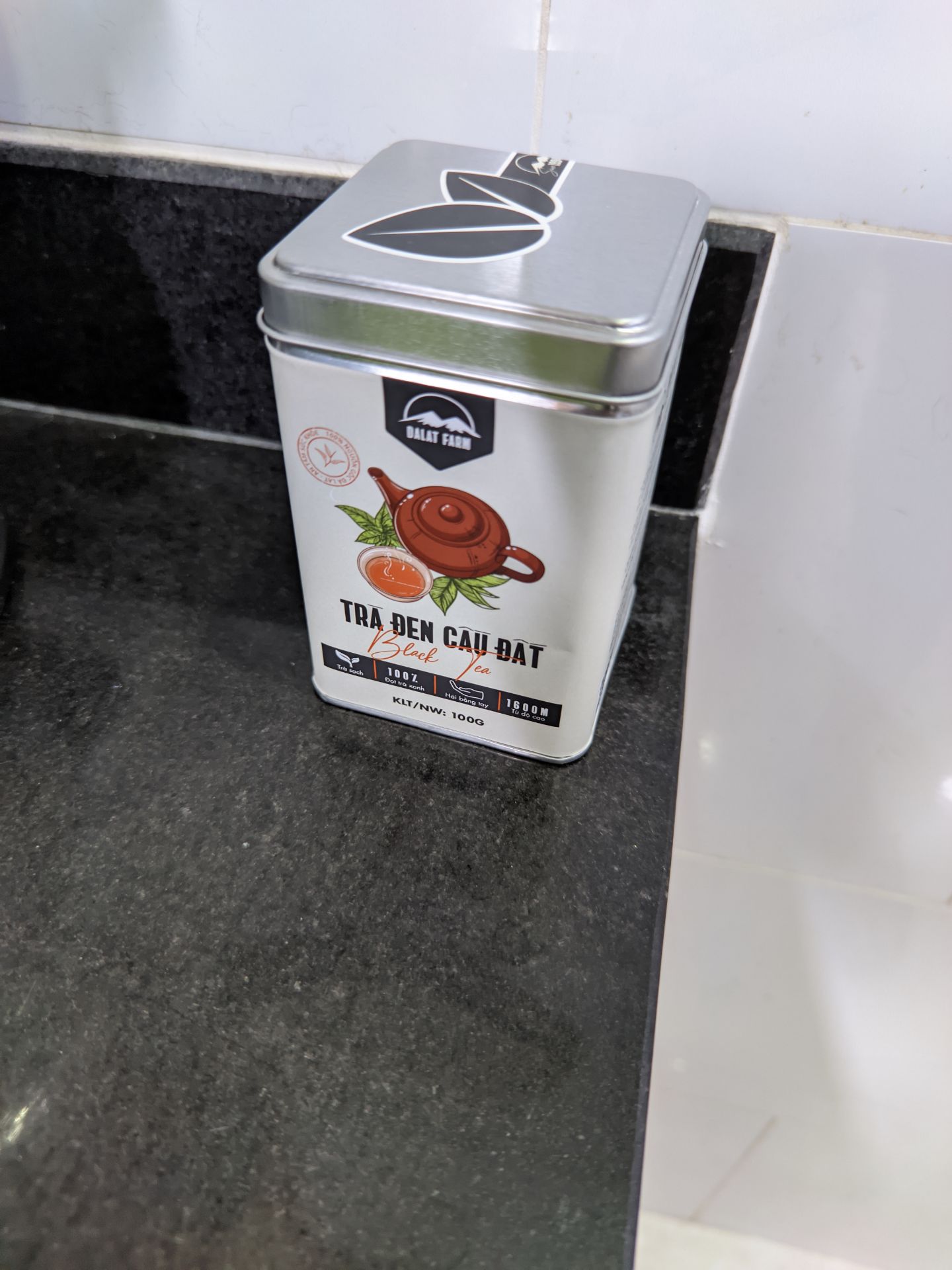 Giao hàng nhanh, vị nhẹ nhàng, không chát. Mình đặt hộp thiếc để tiện bảo quản trà sau này. Túi trà trong hộp được hút chân không.