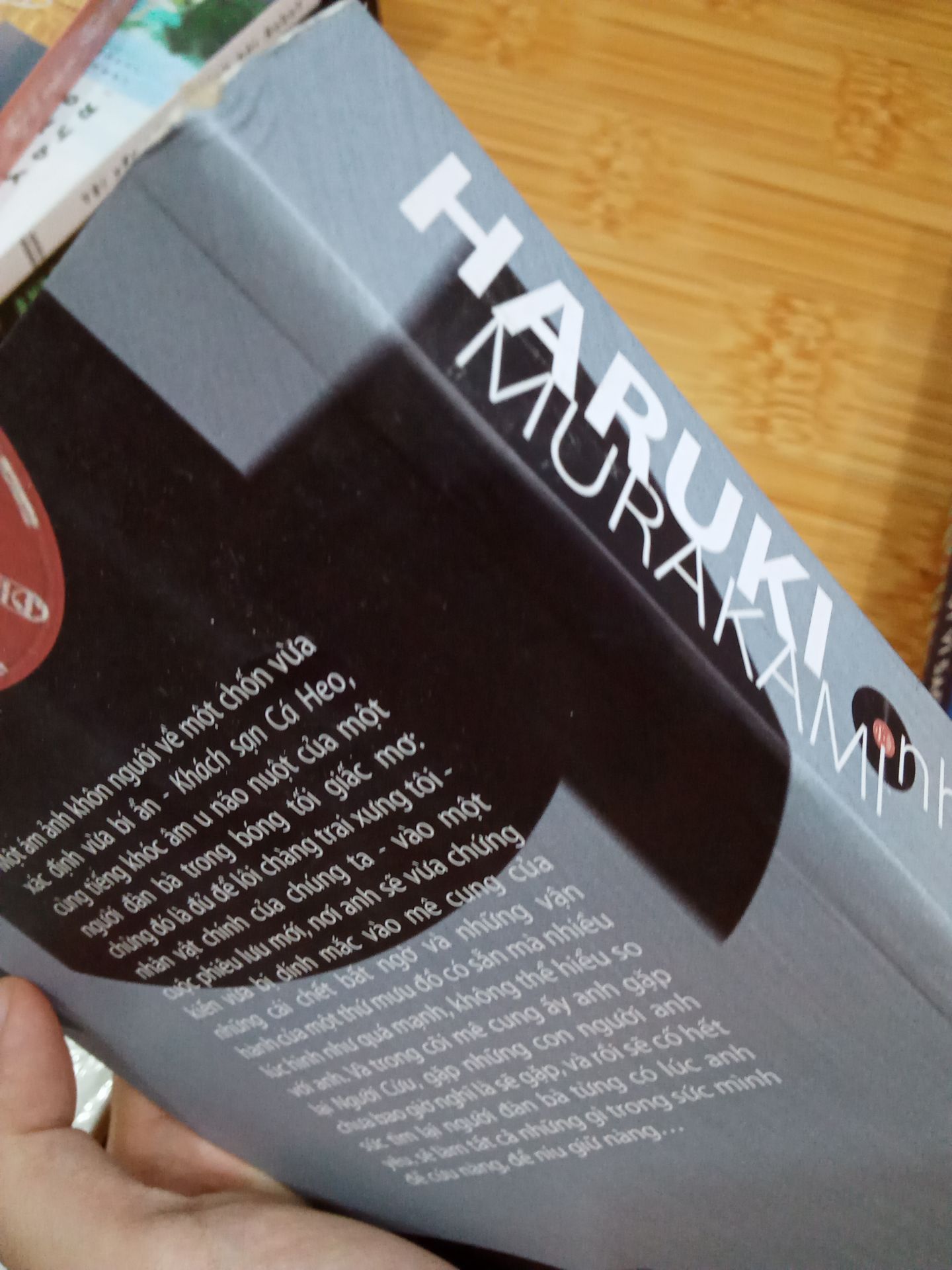 Nhìn tổng quan thì không có gì phải bàn . Sách rẻ so với giá gốc. Vận chuyển nhanh . Nhuma với giá rẻ này nên sẽ không có bao bên ngoài , và sách hơi móp tý. Mọi người tham khảo nhé !! nếu thích mn cứ mạnh dạn đặt, không phải sách nào cũng lỗi như mình đâu nè !! chúc bạn có những cảm giác thật an bên cuốn sách mình đang đọc