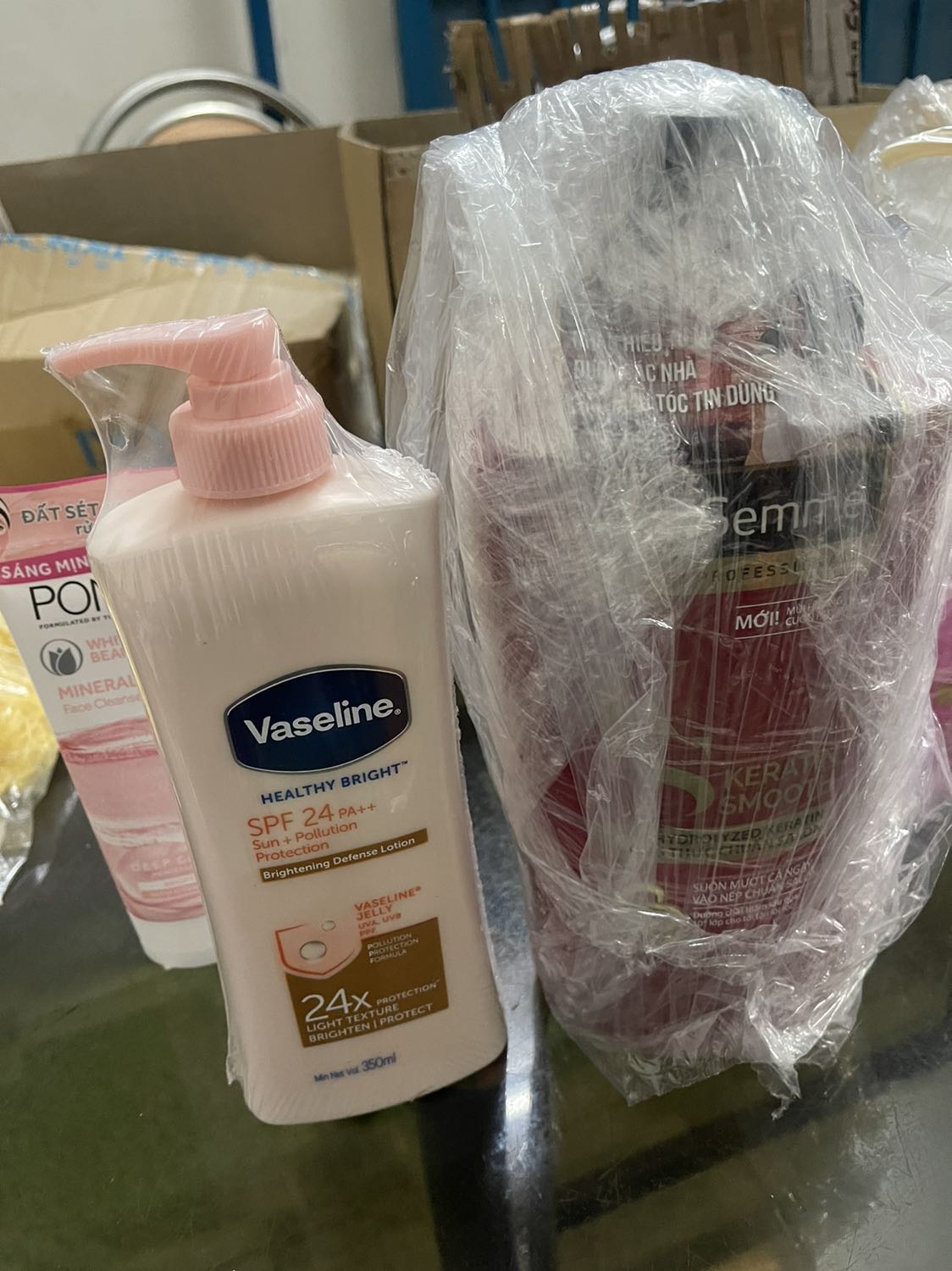 Đóng gói rất kỹ, hàng nhìn tốt, hy vọng chắt lượng tuyệt vời chính hãng. Lần đầu mình dùng chai màu đỏ kg biết thế nào. Hợp và tốt sẽ mua nữa