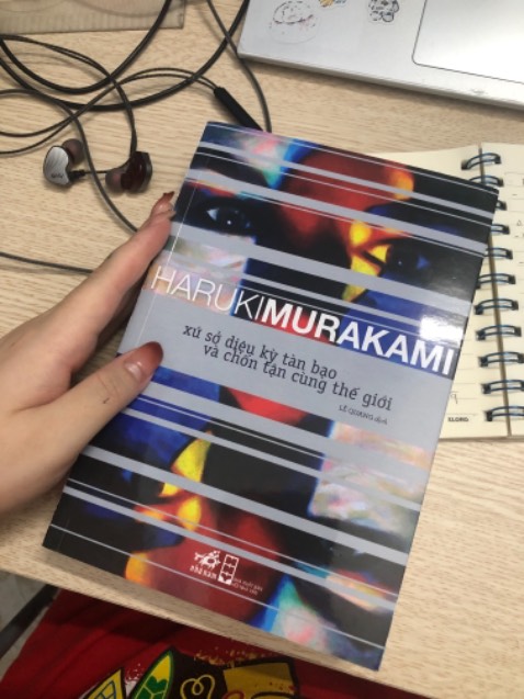 Gói cẩn thận, sách kh bị defect chỗ nào, cuốn này đọc tuyệt vời lắm. Thế giới lồng trong thế giới mô tả được hết vẻ đẹp của ngòi bút và phonh cách của Murakami =)) đây là cuốn đầu tiên mình đọc của ông nhưng mà đã cực kì thích rồi =)) chắc chắn sẽ mua thêm để đọc 🌝 mình săn cuốn này giá 101 thì phải siêu hời