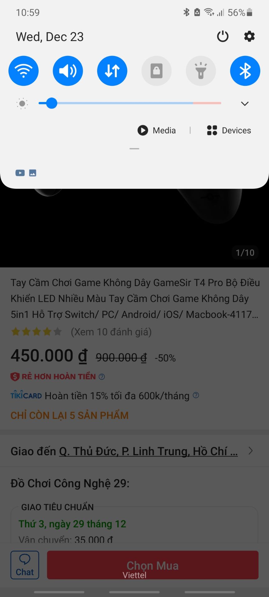 Đầu tiên mình muốn complain 1 xíu về trải nghiệm "mất" hơn 100k khi mua sản phẩm này. Trước đó mình ở nhà bán đồ chơi công nghệ 29 với giá 450k, ok ngon hơn 130k, ship 1 tuần, ok. Lúc đó trên tiki ghi là chỉ còn 3 sản phẩm, 2 ngày sau thì hết luôn. Đến ngày thứ 3, chờ mãi vẫn còn trong tình trạng tiếp nhận thì tiki hủy luôn đơn, mà tối đó nhà bán lại có lại 5 sản phẩm. Chịu, mình vừa chờ lâu sốt ruột đợi sản phẩm, mất deal, coupon ngon mà còn phải chờ hoàn tiền. Tiki thì chả giải thích lý do rõ ràng gì mà lại đền cho mình cho cái coupon 5% cùi hơn cái cũ -.-. Mà thôi mình cũng kệ, vì có thể do lỗi kĩ thuật gì đó nên mình cho qua lần này và đặt nhà bán khác. Mong rằng tiki sẽ ko lặp lại lỗi như vậy.

Về vấn đề chính thì thì tiki giao hàng sớm, đóng gói đẹp. đúng sản phẩm gamesir t4 pro. Máy xài ngon, trên pc kết nối nhanh, driver tự nhận, chơi được cả giả lập ppsspp trên android.