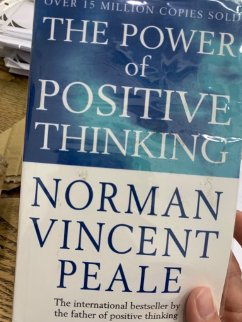 Sách bìa ngoài lem màu mực, không được sạch. Chất lượng giấy xấu. Nội dung mình chưa đọc nên chưa review được.