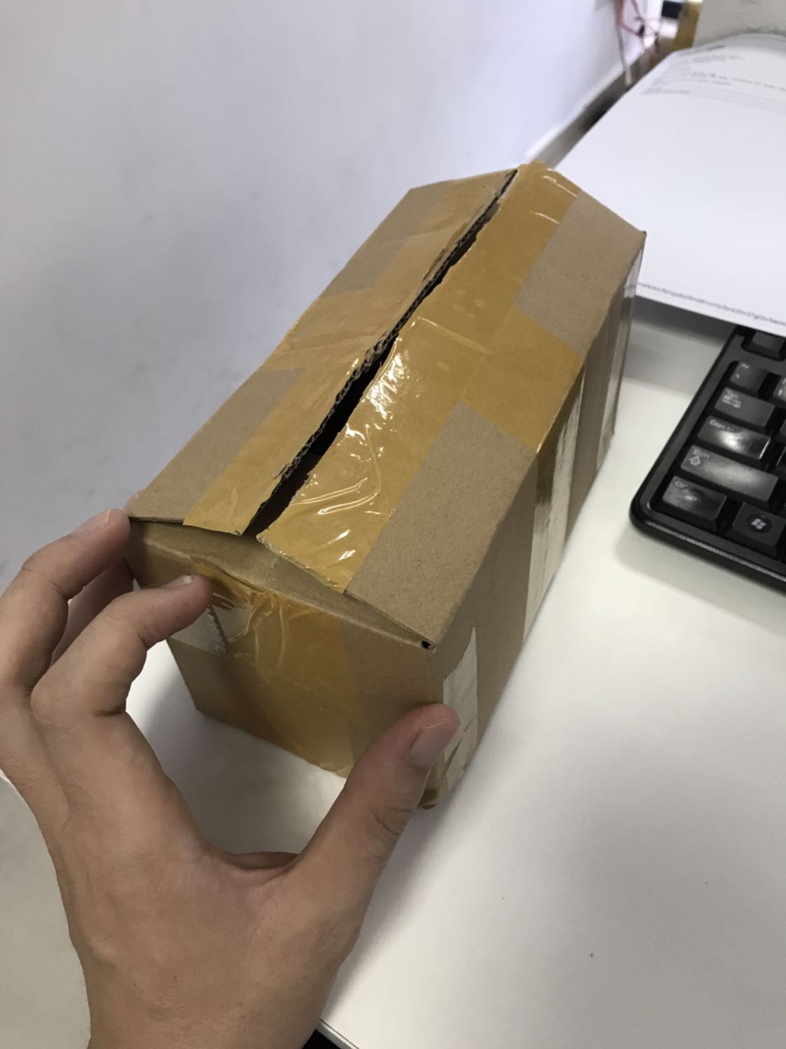 Đây là lần đầu mình mua Tiki mà đóng gói hơi hơi xấu thế này. Nhưng ko sao, có lẽ do giao trực tiếp từ người bán. Nhưng mình chưa bóc ra đã thấy trên thân của hộp thuốc bị trầy trầy, ko biết có sao ko. Vì mình mua cho vợ nên cũng hơi lo lo. Mong tiki quan tâm giúp mình vấn đề này ạ.