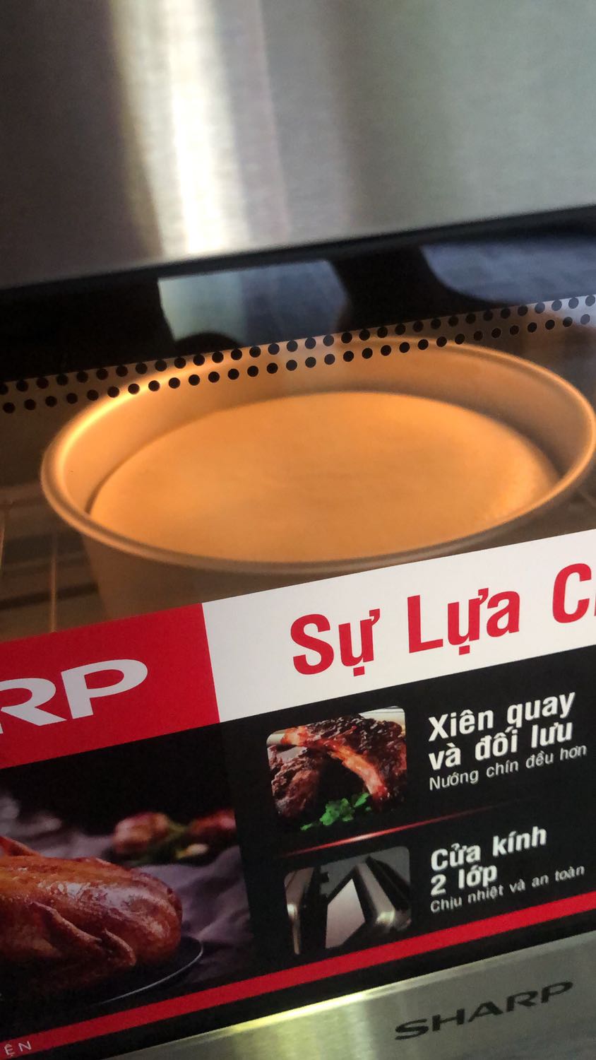 Mình vừa nhận được lò hôm qua. Về kiểm tra ko bị móp méo cũng như cửa lò ko bị hở. Khai nướng và các phụ kiện đi kèm đầy đủ. Về nhiệt độ lò nướng ổn định, mình đặt ở nơi thoáng 4 mặt nên ko tỏa ra quá nóng. Làm thử bánh gato, bánh vàng đều mặt, nở từ từ đều. Nói chung là ưng.