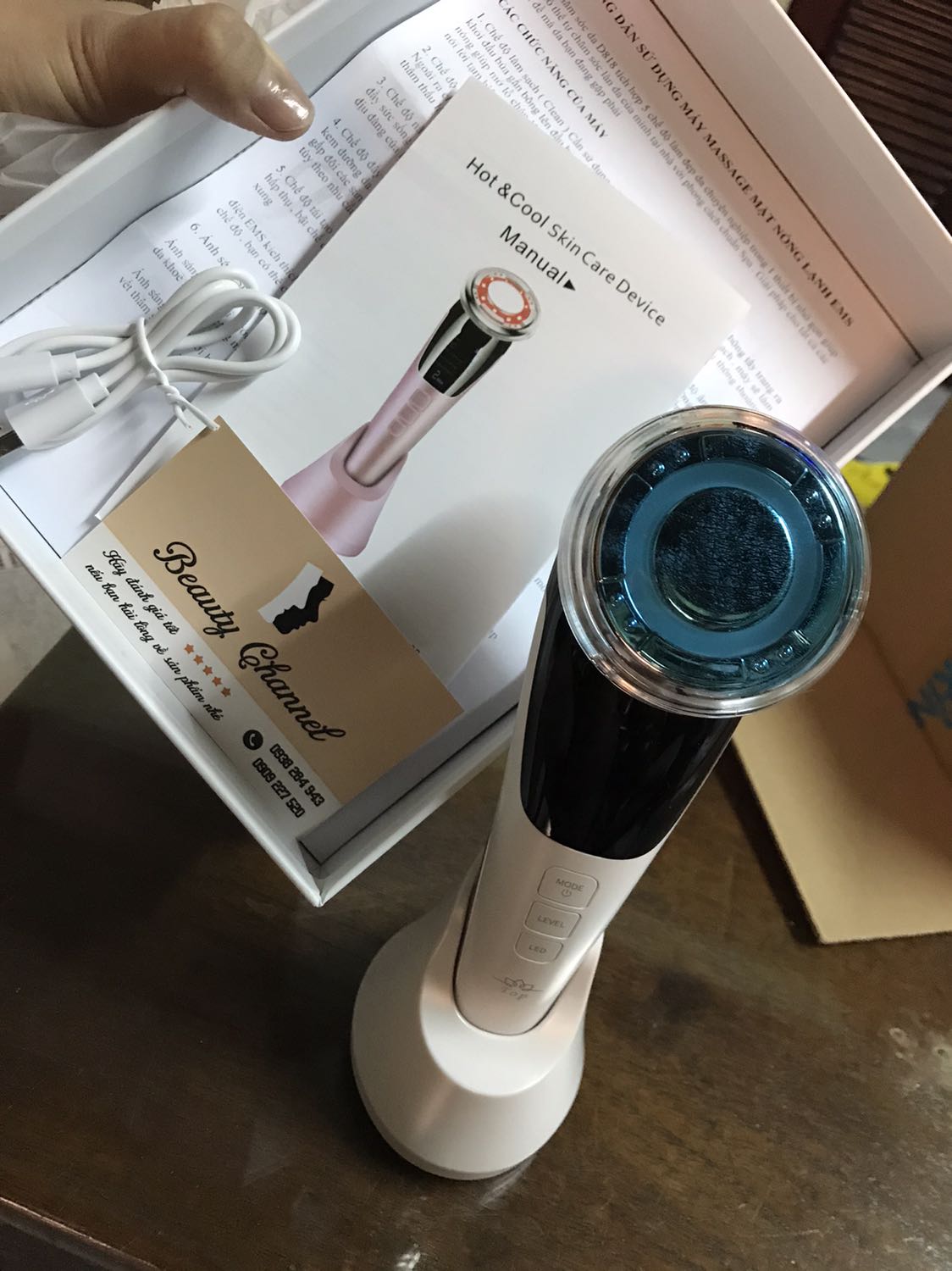 Chưa cần biết sử dụng lâu dài có giúp cải thiện làn da hay không, nhưng cách Tiki đóng gói, giao hàng và cách Shop chăm sóc khách hàng thông qua bảng Hướng dẫn sử dụng là đã thấy ưng hết sức rồi.
Lần đầu sử dụng nên có phần hơi hoang mang, phân vân nhưng nhờ Bảng HDSD của Shop mà thấy đỡ “hai lúa” lắm luôn.
Sản phẩm đẹp, cầm mướt tay.
Cám ơn Tiki và shop Beauty Channel nhé.